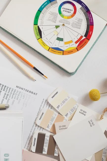 Gros plan sur des tuiles de Scrabble formant SEO sur une table en bois pour illustrer la stratégie de contenu.